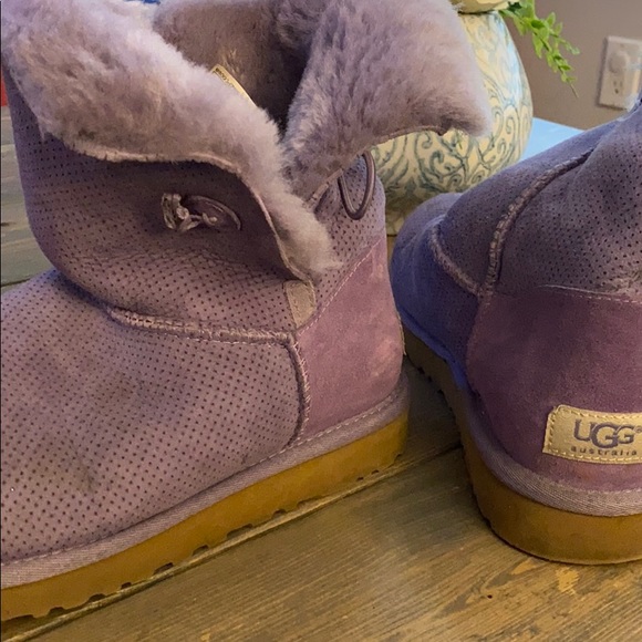Short Ugg boot with side buttons - Picture 4 of 4
